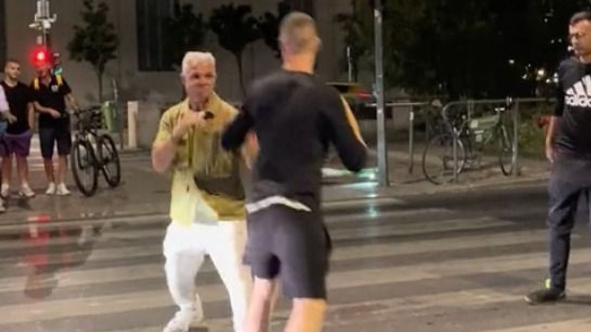 A budapesti zebrán ütötte egymást két ember, a többiek csak nézték és videózták (VIDEÓ)