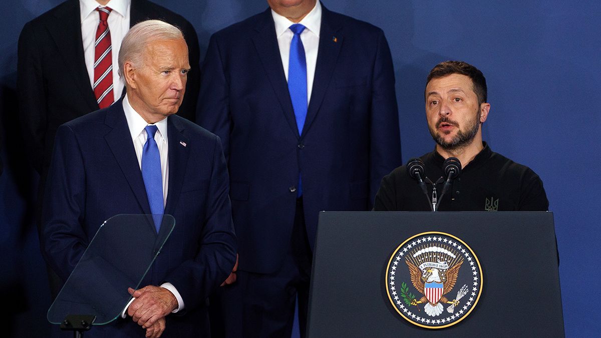 Számolgatnak Bidenék: megpakolnák fegyverekkel Zelenszkijt, mielőtt hazamegy