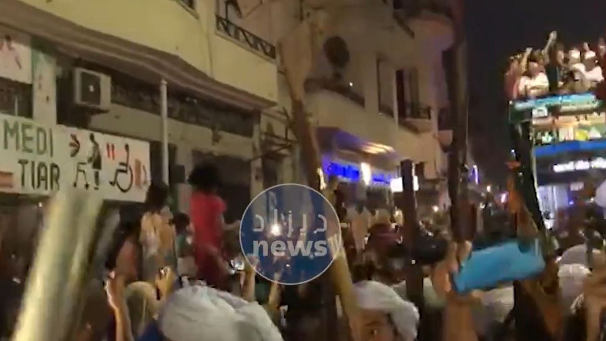 Videón, ahogy turbános-fegyveres férfiakkal bulizik Imane Helif a szülővárosában