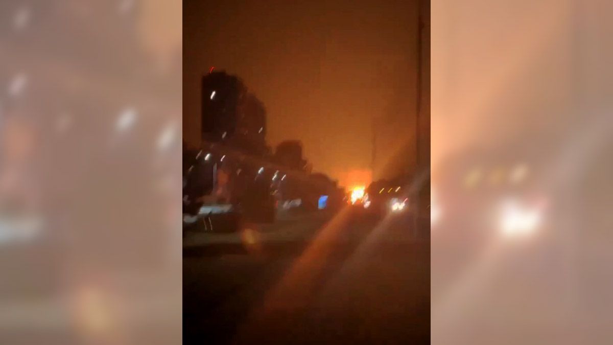 Videón, ahogy az orosz rakéta nappallá változtatja a kijevi éjszakát