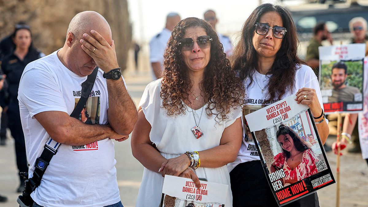 Megrohamozták és át is törték a gázai határkerítést az izraeli túszok családtagjai