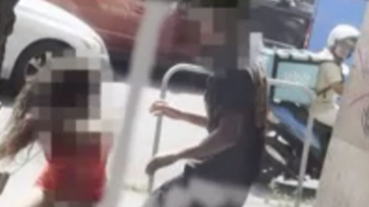 Elszabadultak az indulatok a Rákóczi úton egy dezodor miatt, földharc lett a vége (VIDEÓ)