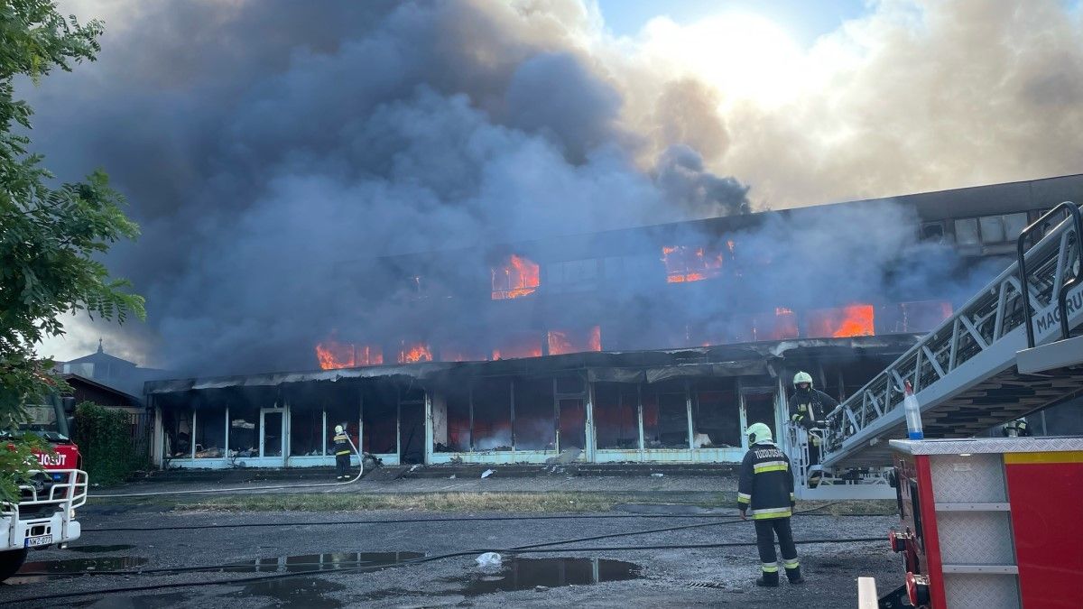 Nyíregyházi tűzeset – megmentettek egy embert a tűzoltók (FOTÓK)
