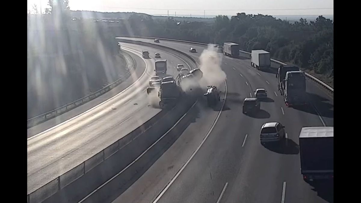 Szó szerint a levegőben váltott sávot autó az M0-áson (Videó)