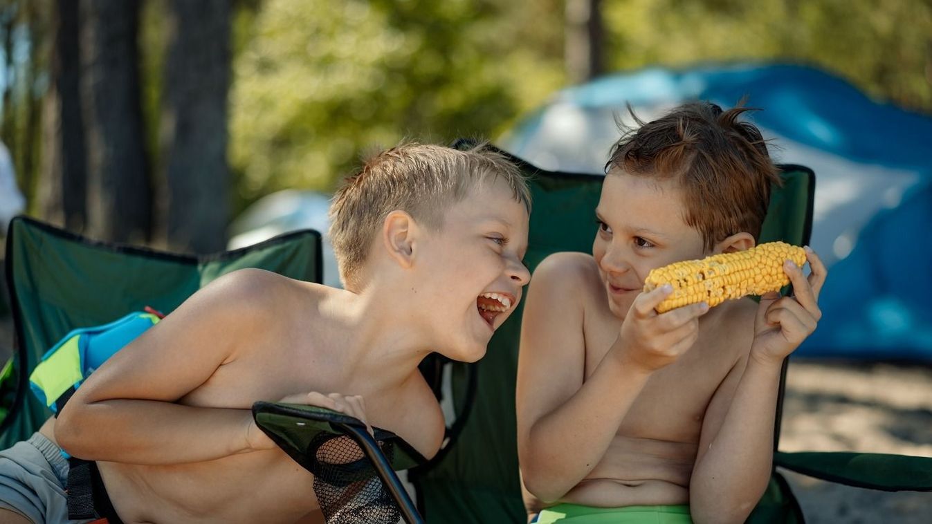 Cute,Caucasian,Boys,Of,Elementrary,Age,Eating,Corn,On,Beach