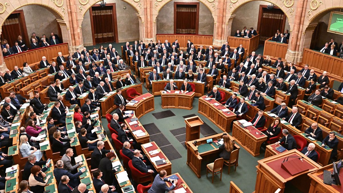 Szeptember végén indul a politikai szezon a Tisztelt Házban