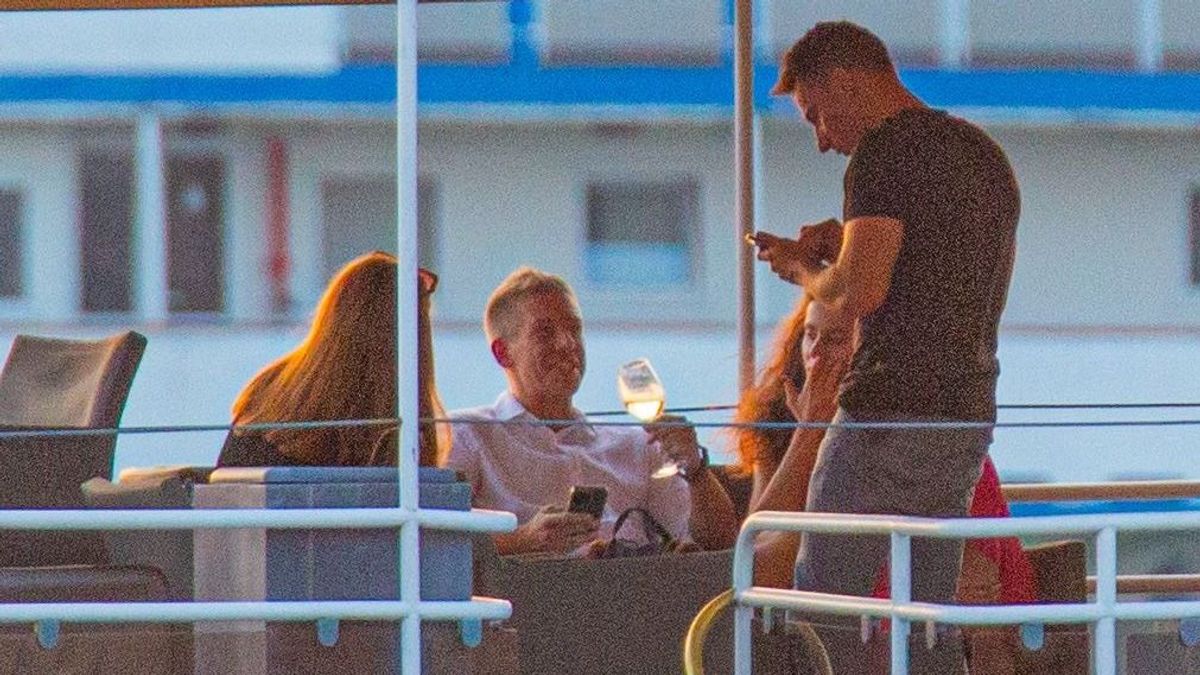 Magyar Péter egy kartell-csalás miatt megbüntetett cég hajóján, piálva, félmeztelenre vetkőzve ünnepelte az államalapítást