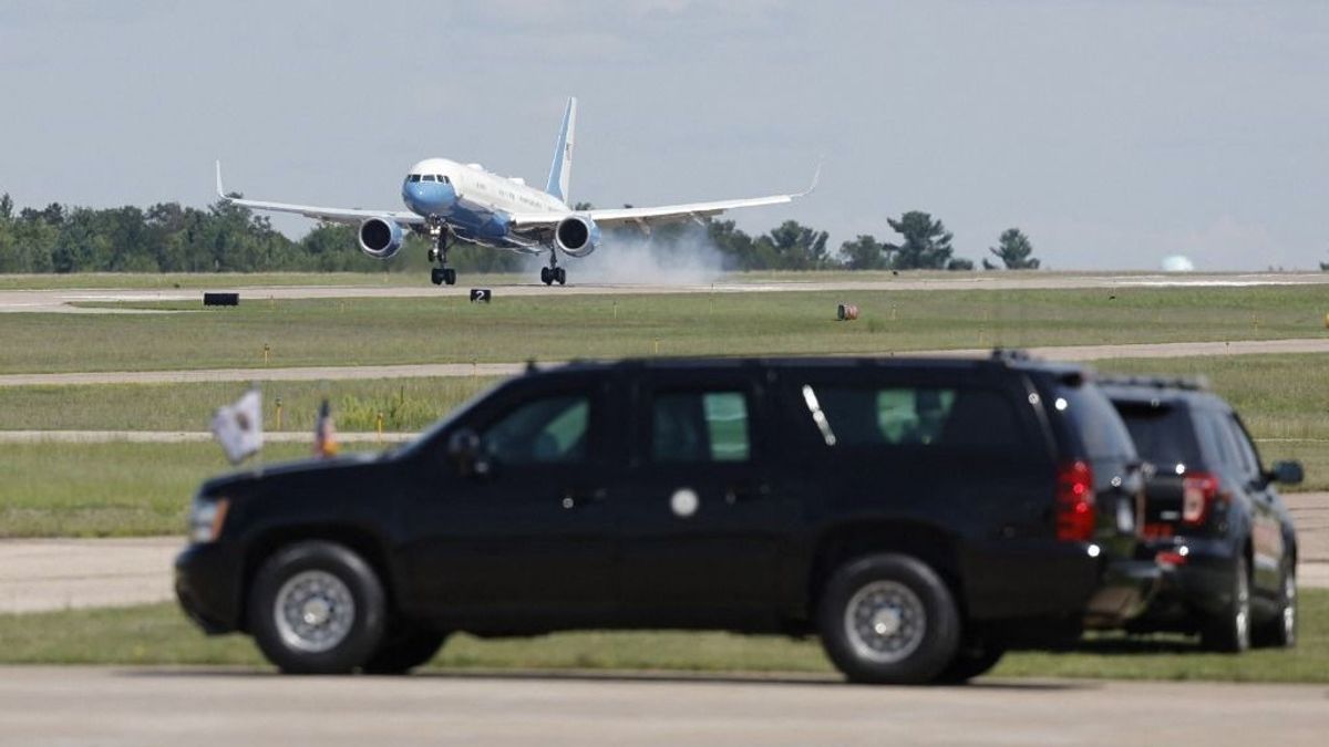 Ledöbbentett mindenkit Trump alelnök-jelöltje, úgy zavarba hozta Kamala Harrist az Air Force Two orra előtt