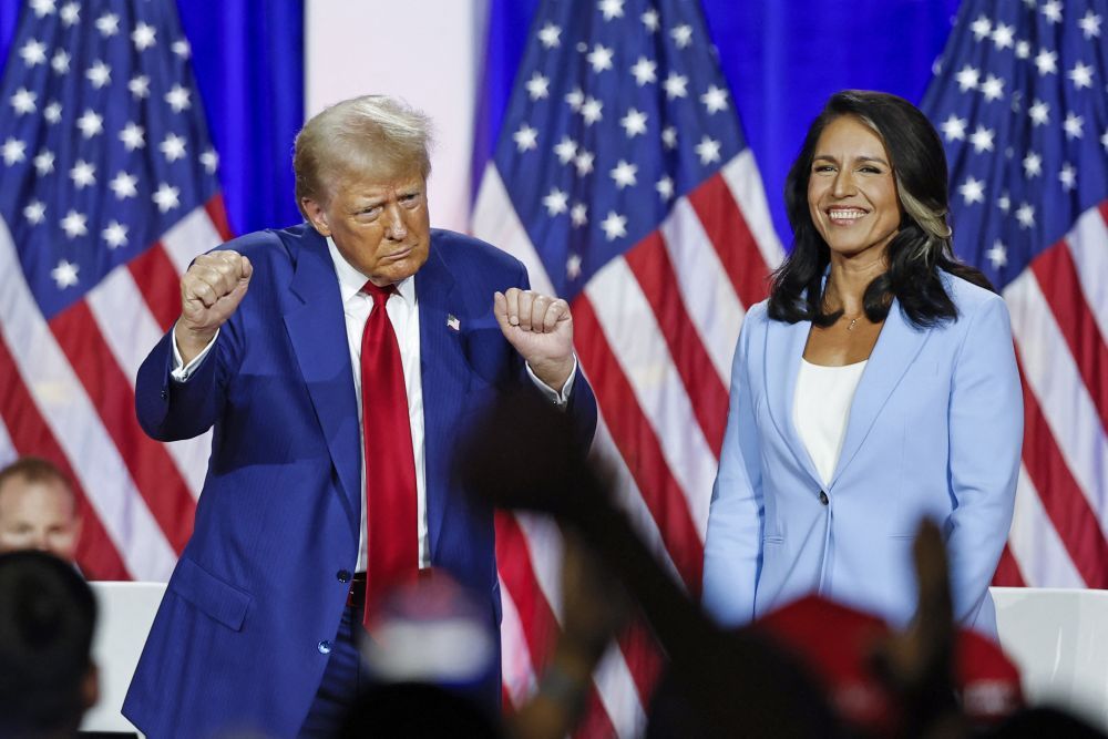 Donald Trump Tulsi Gabbard társaságában a La Crosse-i kampányeseményen