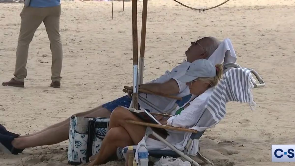 Mintha csak egy hivatalos programon lenne, olyan békésen szundított Biden a tengerparton (Videó)