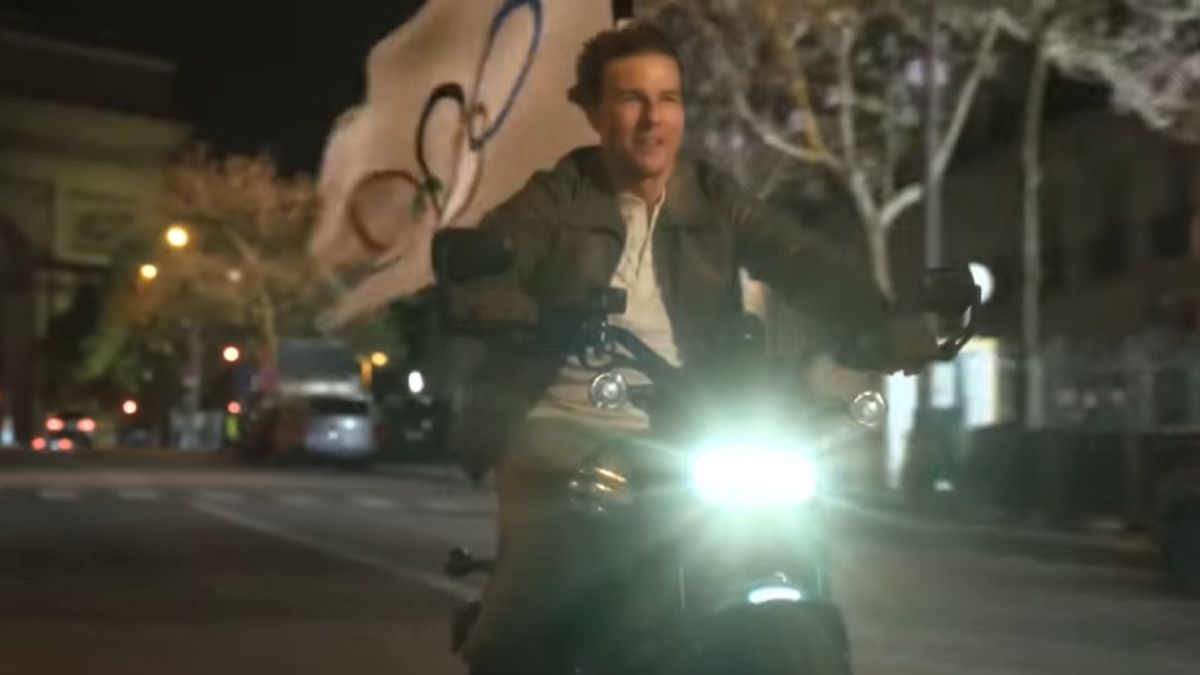 Így száguldott el Párizsból az olimpiai zászlóval Tom Cruise (VIDEÓ)