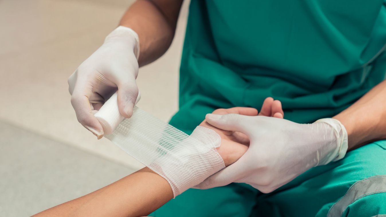 First,Aid.,Doctors,Are,Treating,A,Patient,By,Bandages.,Concept