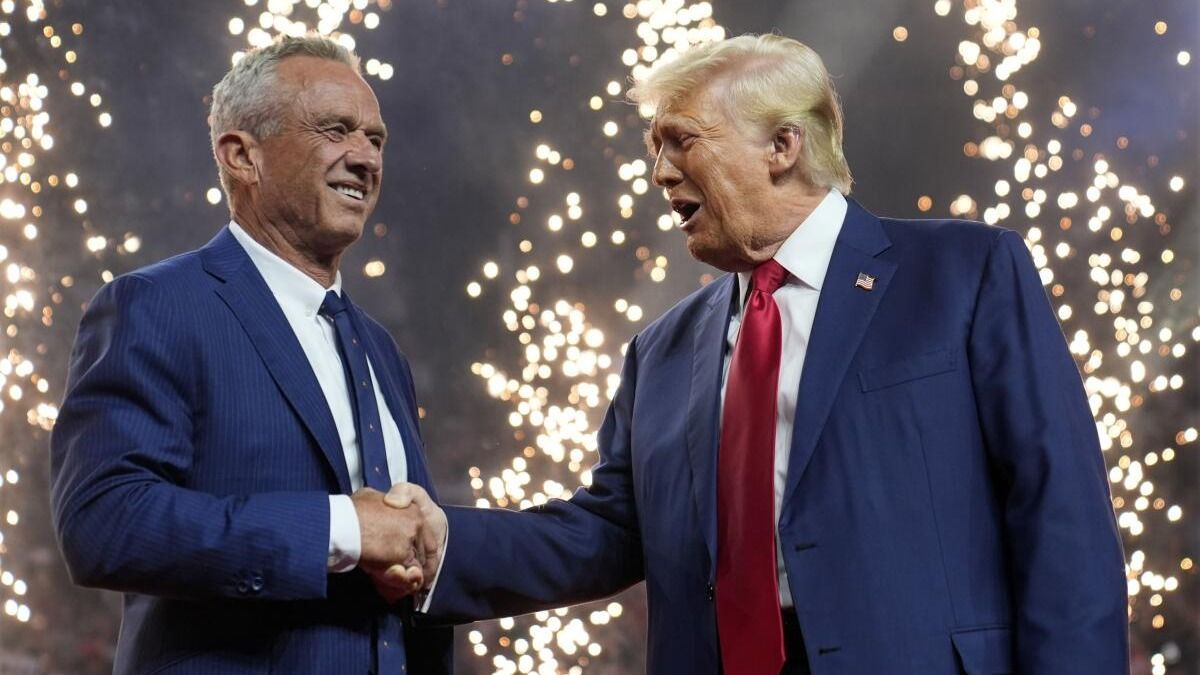 Elképesztő ováció fogadta a Trump mellé álló Kennedy-t az elnökjelölt rendezvényén (Videó)