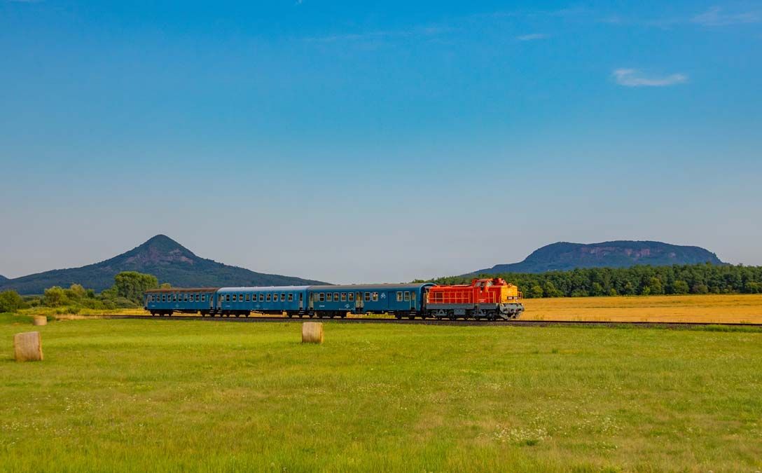 Máv,Retro,Train,With,Púpos,Locomotive,Close,To,Lake,Balaton,