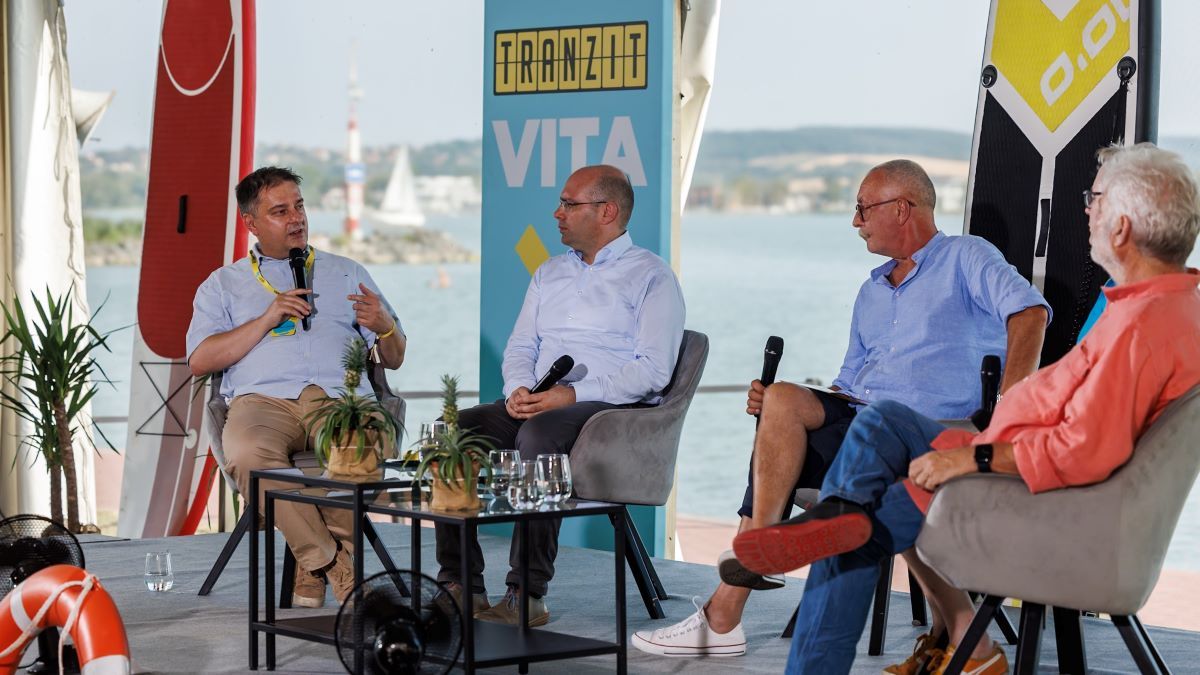 A Karmelitában ünnepelnek Magyar Péter eljövetele óta, de még odébb van 2026 – vita a Tranziton arról, miben újított a Tisza Párt