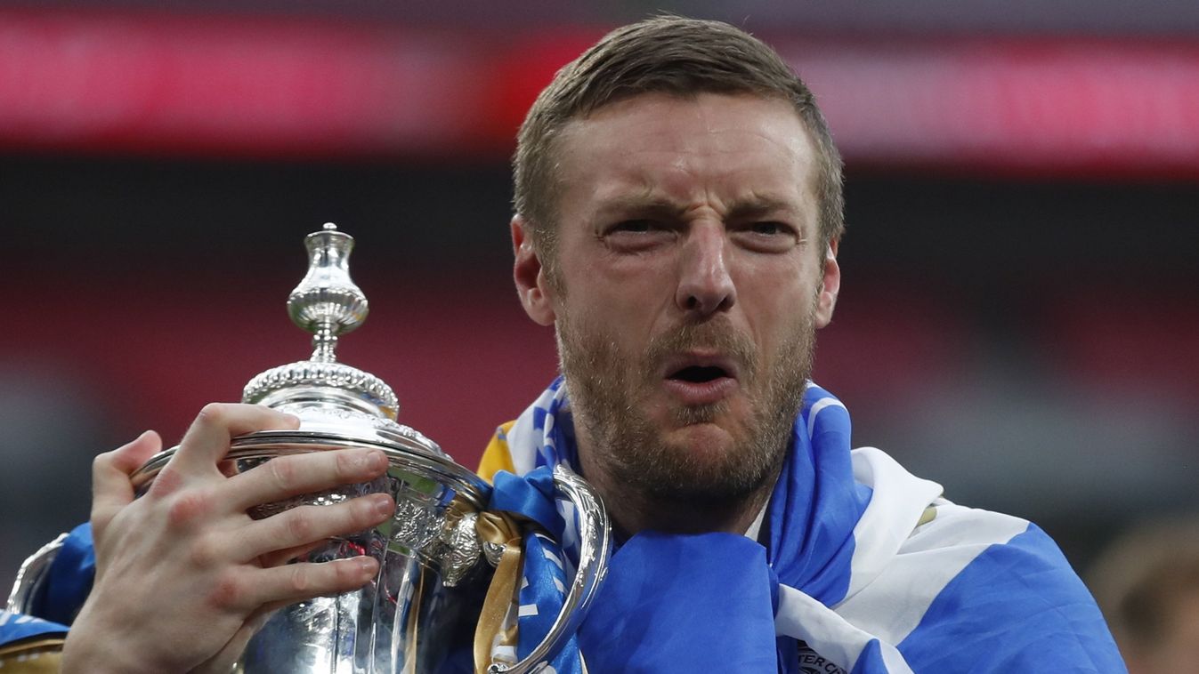 London, 2021. május 16.
Jamie Vardy, a Leicester City játékosa ünnepel a trófeával, miután 1-0-ra legyõzték a Chelsea csapatát az Angol Labdarúgó-szövetség Kupája, az FA-kupa döntõjében a londoni Wembley Stadionban 2021. május 15-én. 