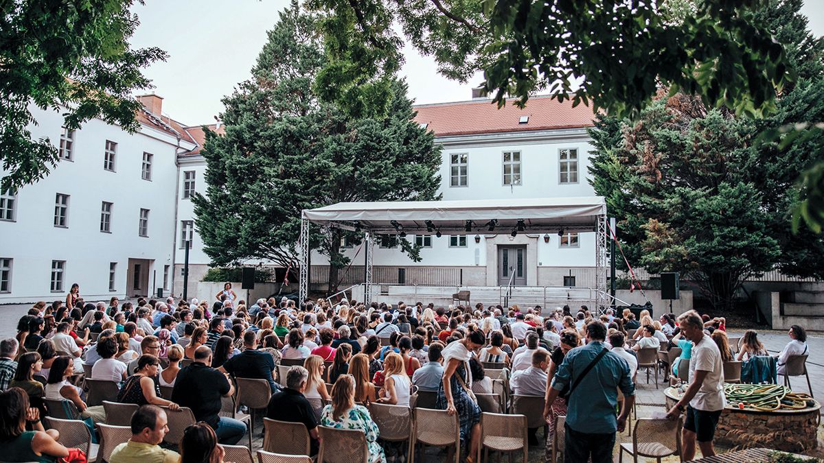 Mindig ilyennek kéne lennie a színháznak, ilyen kedvesen egyszerűnek, megnyugtatóan esetlennek