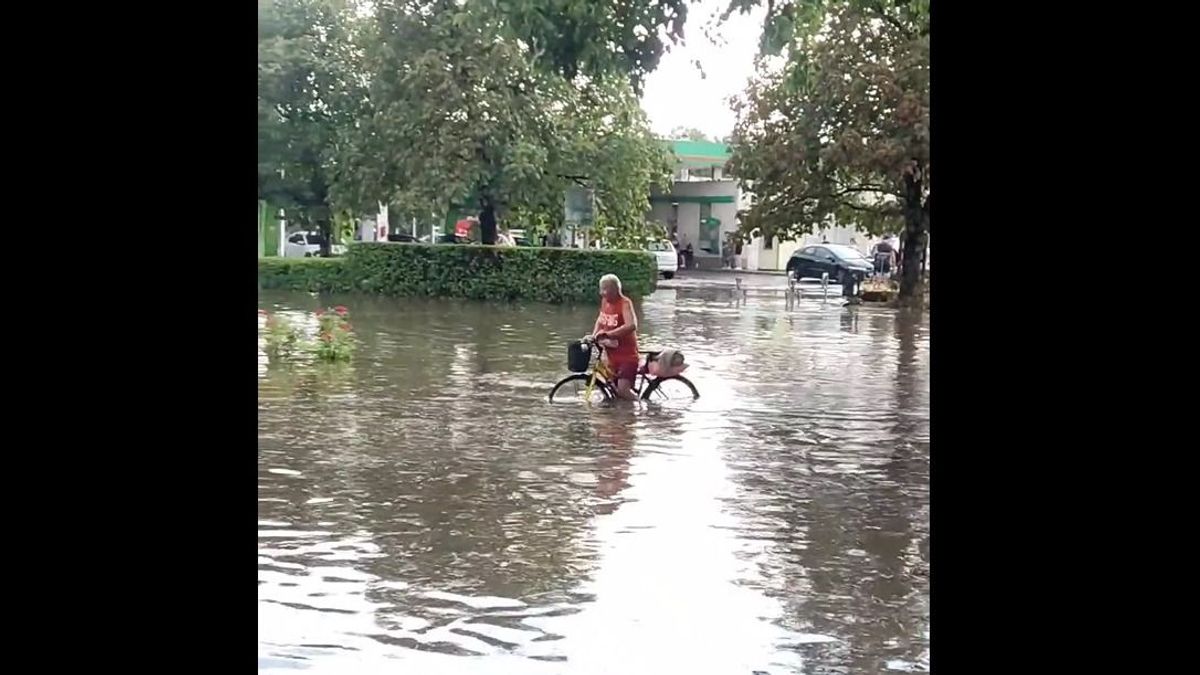 Víz alá került Vác: az augusztus 20-ai esőzés után térdig ér a víz a városban (videó)