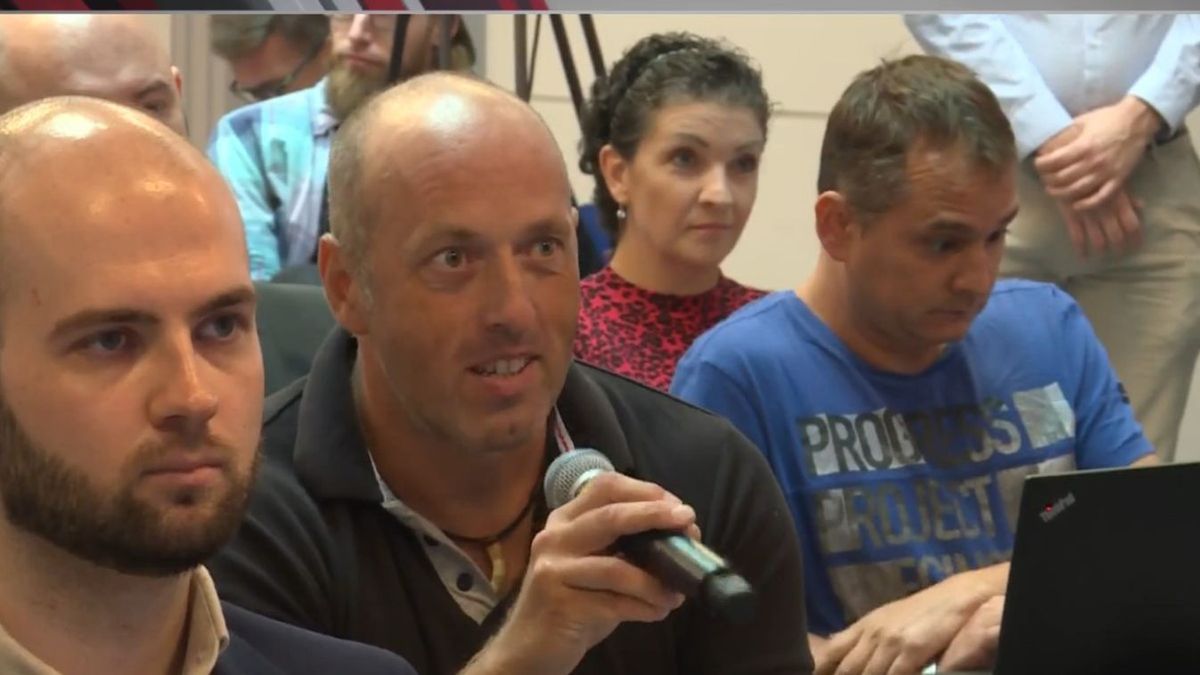 A Népszava szerzője arra biztatja a madáchos diákokat, fényképezzék le a nemi szervüket