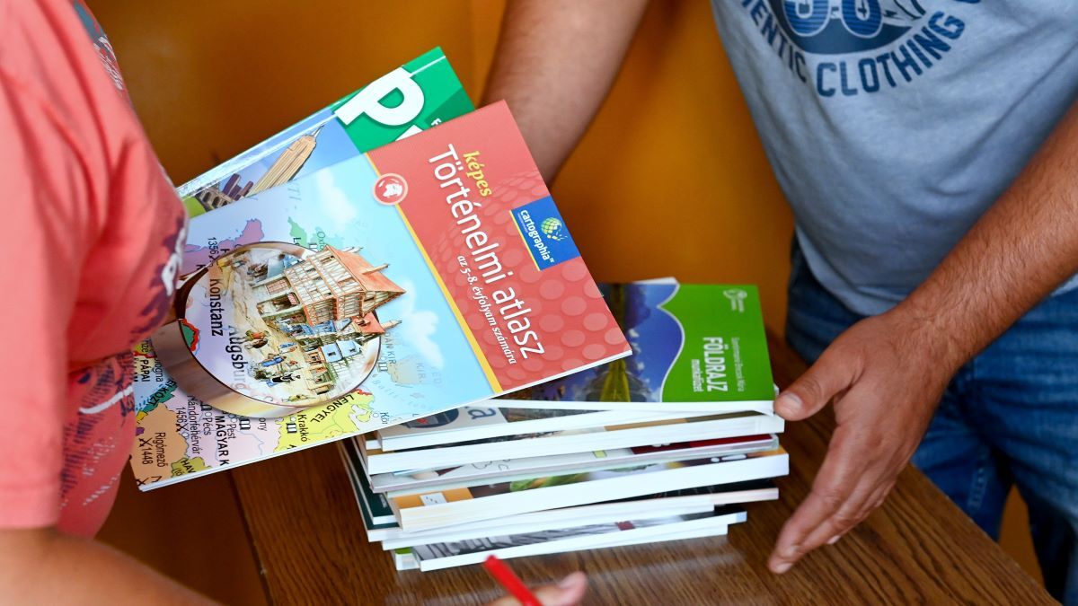 Ezt nehéz lehetett leírni a HVG-n: olcsóbb lett az iskolakezdés!