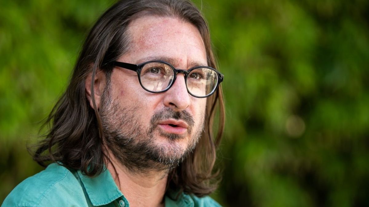 Cserna-Szabó András „Az utolsó magyarok” című könyve úgy mesél rólunk, hogy egyszerre röhöghetünk és sírhatunk magunkon