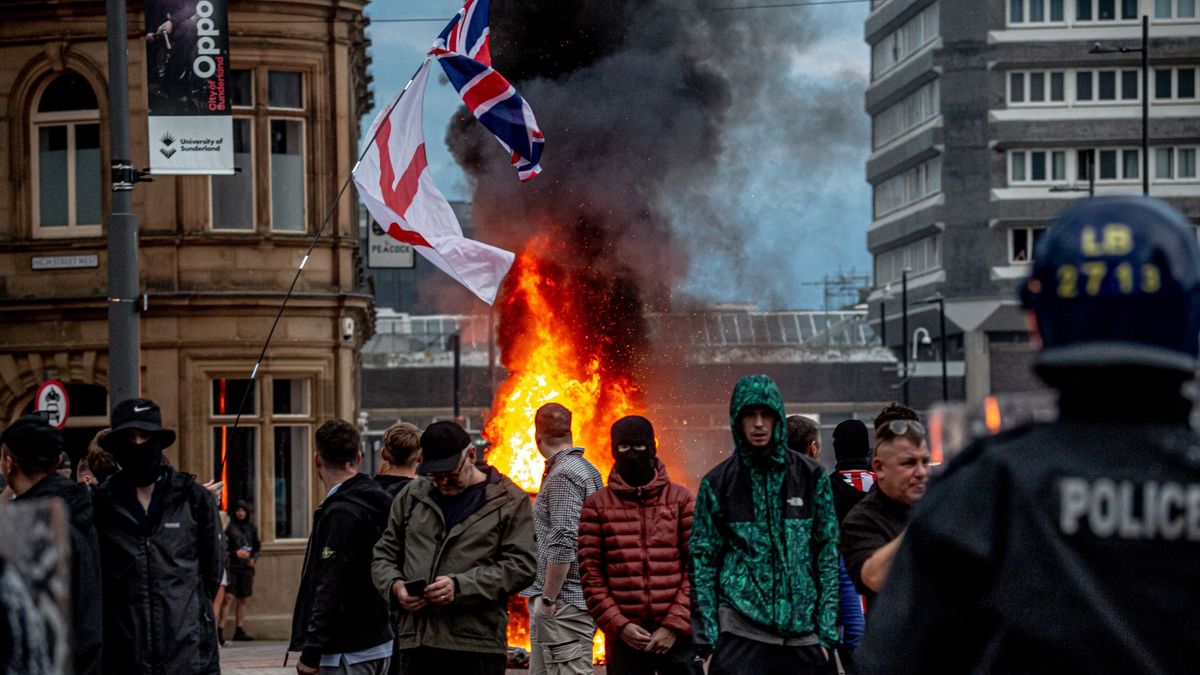 Nagy-Britannia lángokban: már több mint 400 embert vettek őrizetbe a vérengzés után