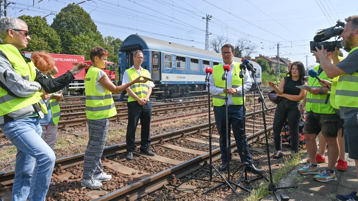 MÁV-vezérigazgató: Egy másik vonat vészfékezésének köszönhető, hogy nem történt nagyobb baj