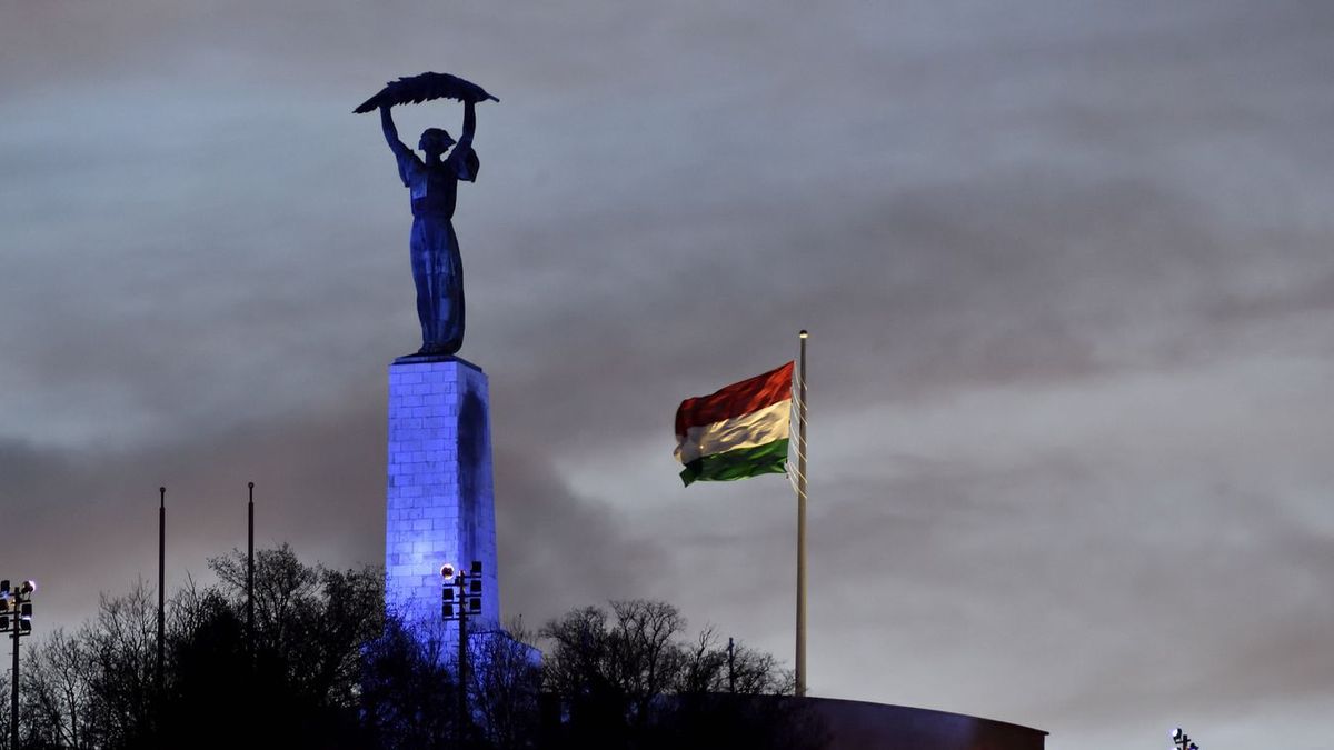 Őrjöng a magyar baloldal, hatalmas botrány egy kereszt miatt