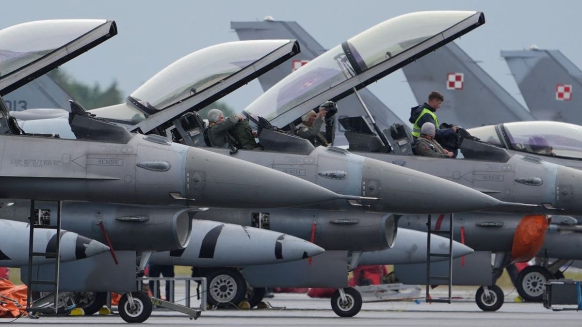 Örömünnep ez a nap Ukrajnában: megkapták az első F-16-osokat (VIDEÓ)