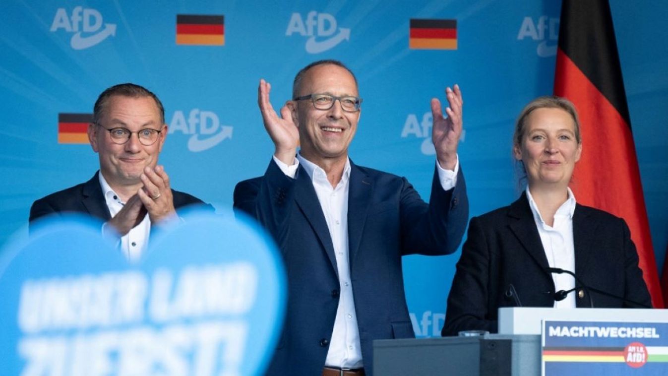 29 August 2024, Saxony, Dresden: Tino Chrupalla (l-r), AfD federal chairman and AfD parliamentary group leader, Jörg Urban, chairman of the AfD in Saxony, and Alice Weidel, AfD federal chairman, stand on stage at one of their party's election rallies on Theaterplatz. A new state parliament will be elected in Saxony on September 1, 2024. 