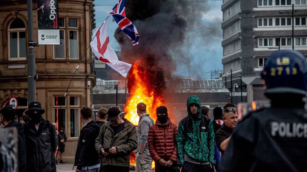 Az angliai zavargások az Egyesült Államokat is figyelmeztetik – üzen a neves brit elemző