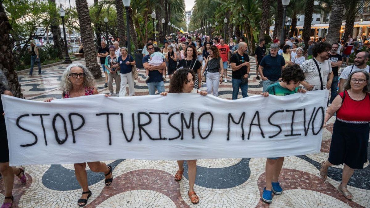 Elegük van a spanyoloknak a bunkó turistákból