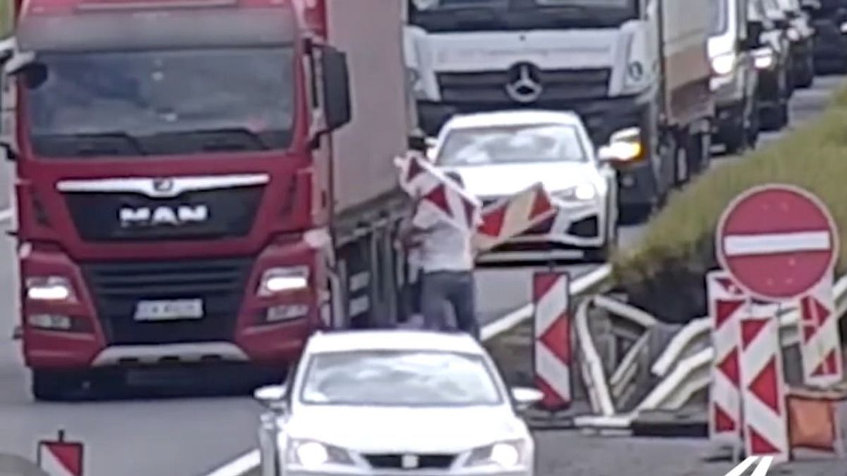 Szürreális: táblákkal ütötte egymást két férfi az M3-ason (VIDEÓ)