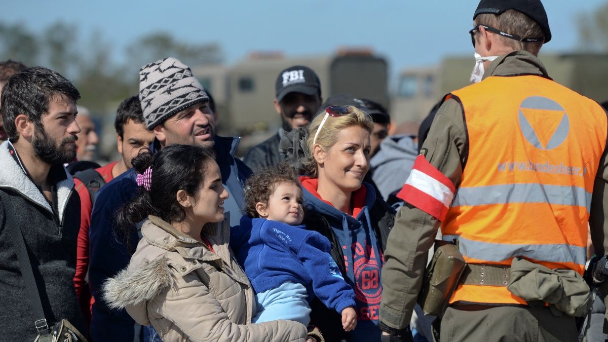Érik a balhé a nyugati szomszédunknál: trükközik a migrációs számokkal az osztrák kormány a Szabadságpárt szerint
