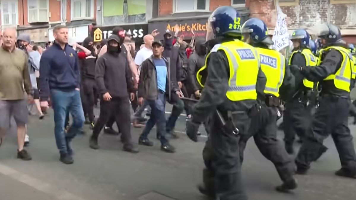 Polgárháború Angliában? Összecsaptak az Allahu Akbart üvöltők és az angol zászlót lengetők (VIDEÓ)