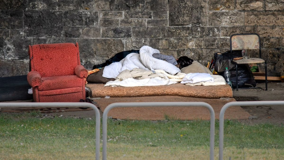 Újra ellepték a hajléktalanok Budapestet: egyre romlik a közbiztonság