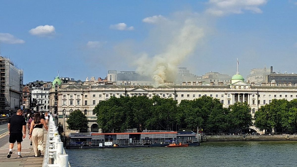 Lángok csaptak fel London egyik ikonikus épületénél (videó)