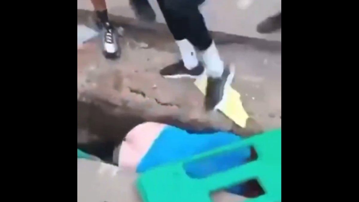Vérfagyasztó jelenet: migránsok csoportja rugdosott a csatornába egy férfit Angliában (VIDEÓ)