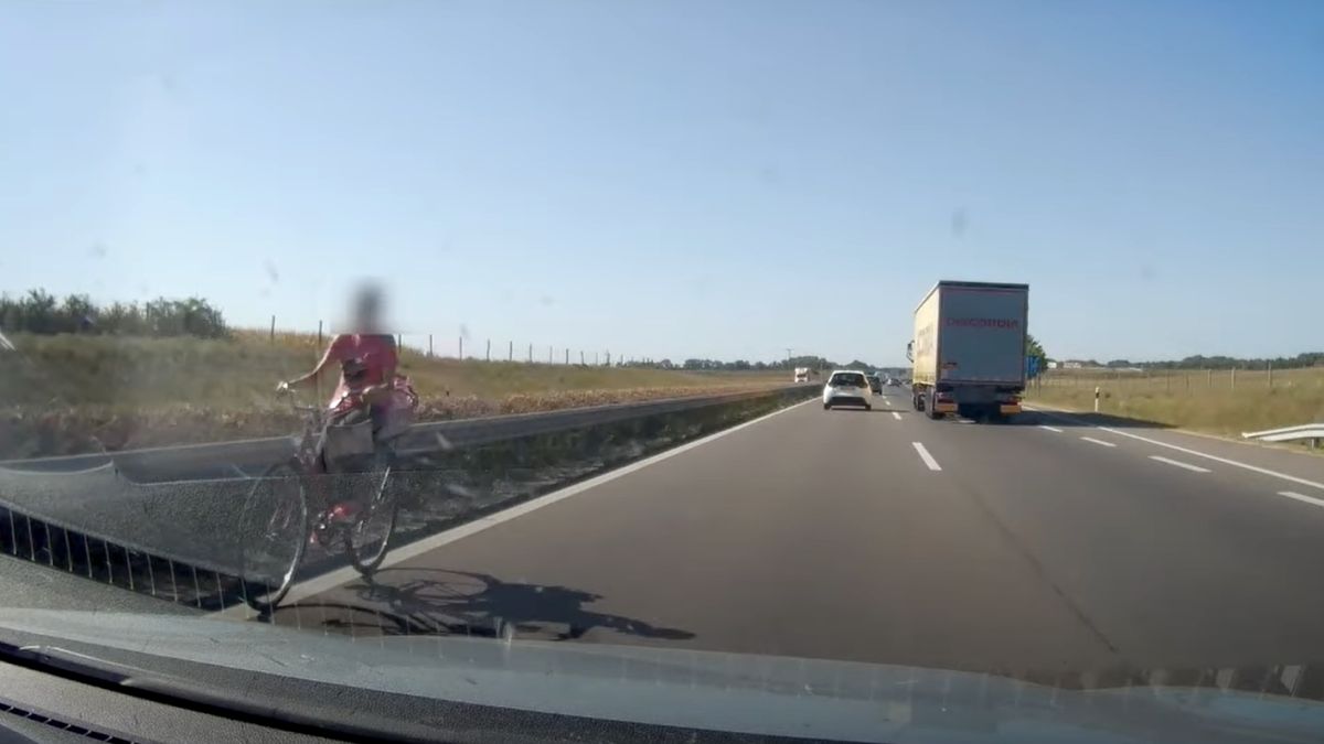 Merész: forgalommal szemben, belső sávban hajtott egy kerékpáros az M5-ösön (VIDEÓ)