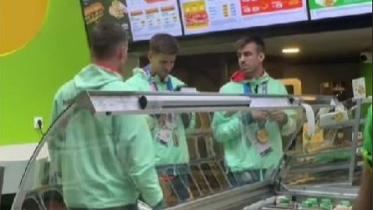 Szia uram, aranyéremből tudsz visszaadni? – elugrottak harapnivalóért az aranyérmes párbajtőrösök (Videó)