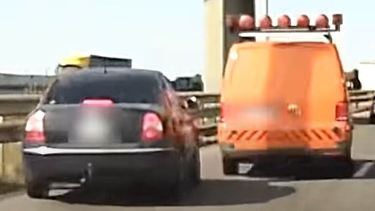 A Magyar Közút furgonja kezdett életveszélyes versenybe az M0-son a bemutató sofőrrel (VIDEÓ)