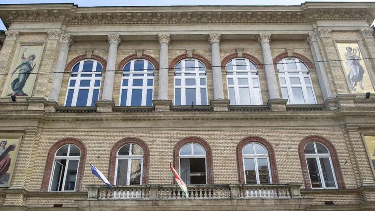 Felmentették a Madách Imre Gimnázium igazgatóját, mert nem tiltja ki a telefonokat az iskolából