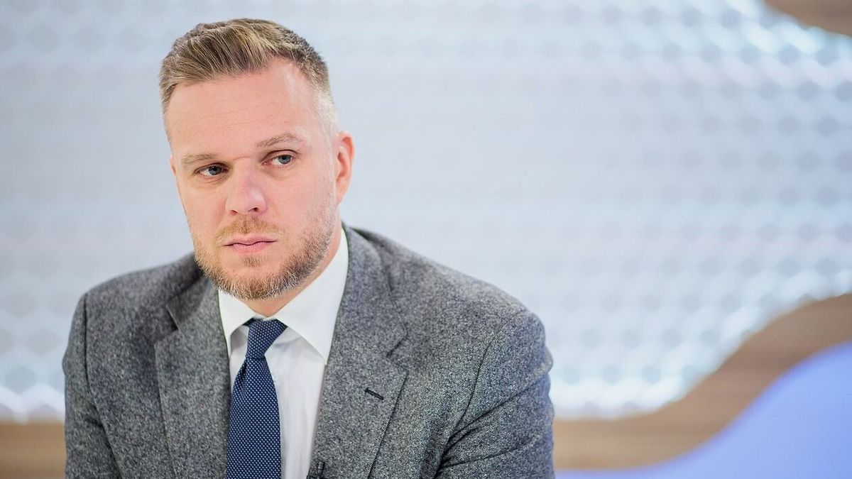 Gyorsan felhúzná a nyúlcipőt az Orbán-kritikus balti külügyminiszter, ha Putyin lépne: görögországi luxusvillába menekülne