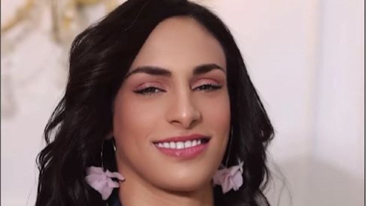 Imane Khelif rózsaszín, virágos ruhában, szemceruzával és szájfénnyel tűnt fel egy reklámban (videó)