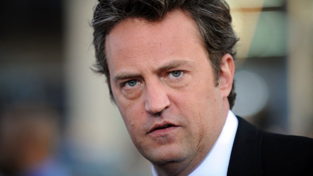Nyomoznak Matthew Perry halála ügyében: egy embert le is tartóztattak