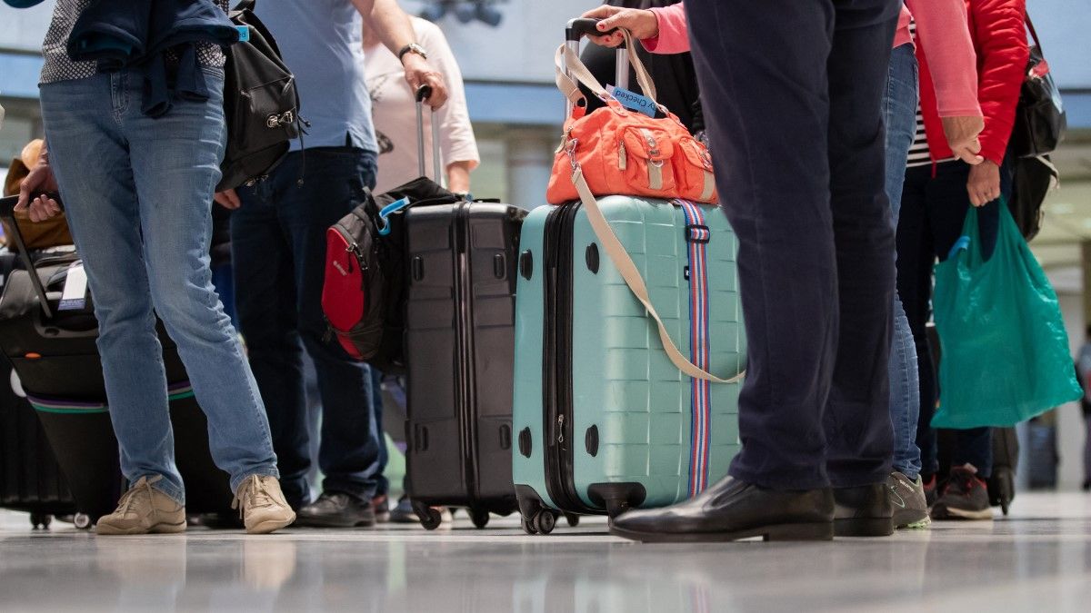 Óriási a botrány: majdnem meztelenre vetkőztettek az arab határőrök egy brit tinilányt a reptéren, mert fiúnak nézték