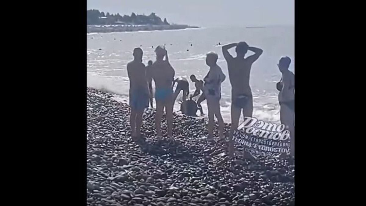 Méretes aknát húztak a partra az orosz strandolók (VIDEÓ)