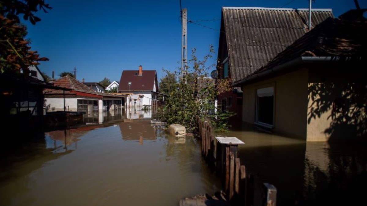 Utcákat öntött el a Duna ebben a városban (FOTÓK)