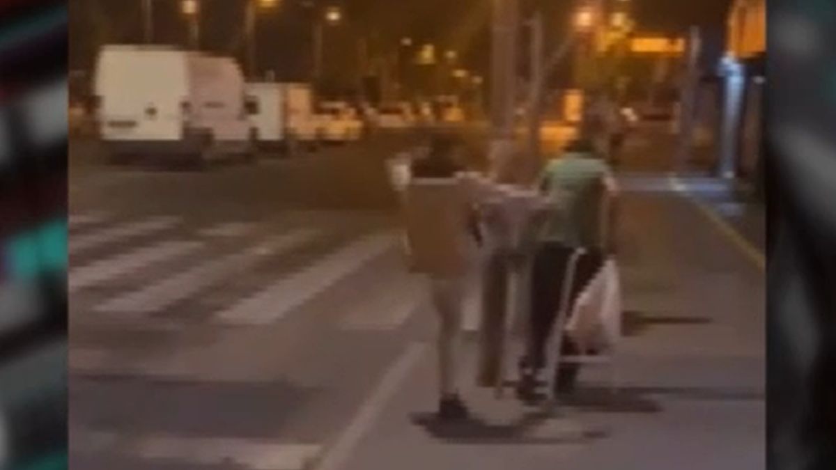 Megrázó: hajléktalan, járókeretes férfit rúgott hátba egy fiatal Budapesten, nyomoz a rendőrség (videó)