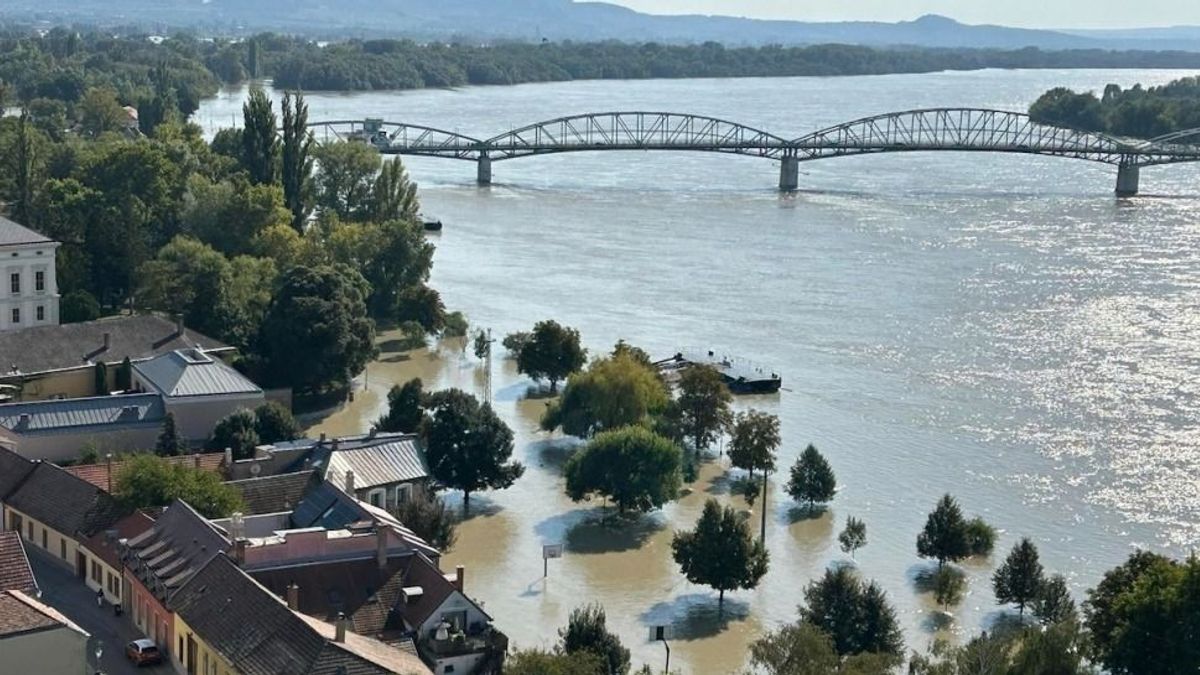 Brutális: így néz ki drónfelvételről az árvíz Esztergomnál (VIDEÓ)